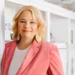 Ines Doreen Jabs lehnt an weißer Tür