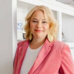 Ines Doreen Jabs lehnt an weißer Tür